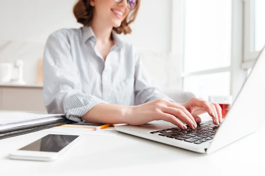 How to Start an Insurance Blog in the USA (Easy 2025 Guide)
